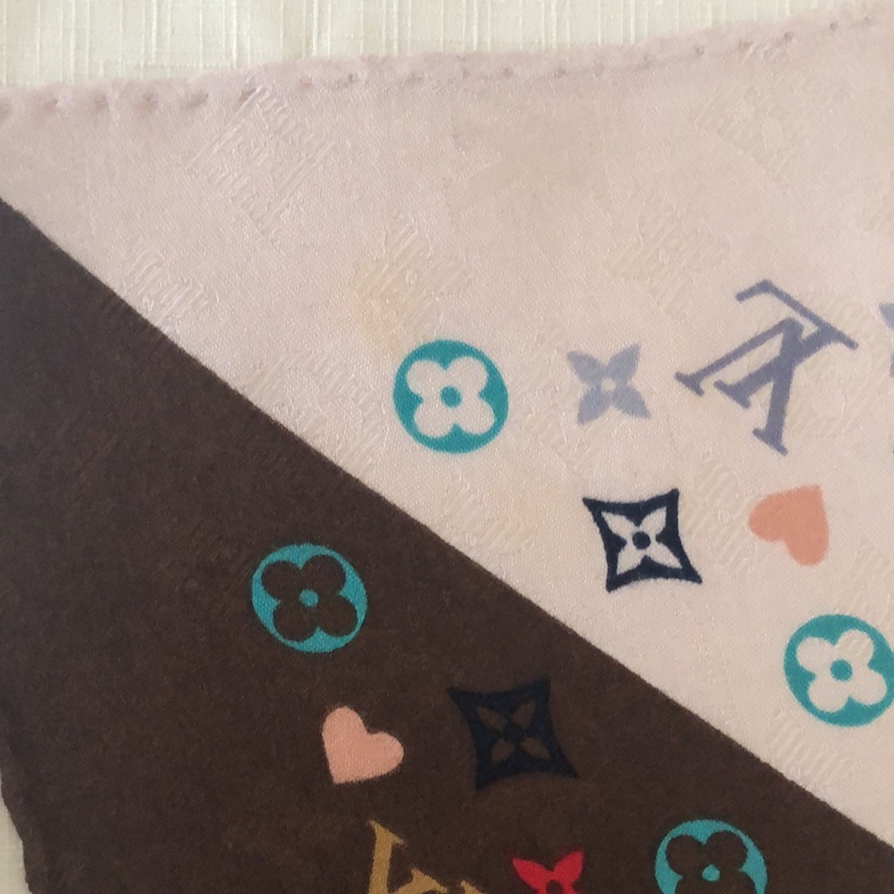 Louis Vuitton Game On Shawl. 65% Silk and 35% Cashmere - Picture 8 of 10